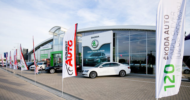 POL-MOT Auto to jedna z największych firm dealerskich w Polsce. Działa w pięciu miastach, w których prowadzi dziesięć salonów i serwisów oraz trzy zakłady blacharsko-lakiernicze. Spółka właśnie obchodziła 20-lecie działalności. Podczas okolicznościowej imprezy odsłonięto nową Skodę Superb. POL-MOT Auto to jedna z największych firm dealerskich w Polsce. Działa w pięciu miastach, w których prowadzi dziesięć salonów i serwisów oraz trzy zakłady blacharsko-lakiernicze. Spółka właśnie obchodziła 20-lecie działalności. Podczas okolicznościowej imprezy odsłonięto nową Skodę Superb.