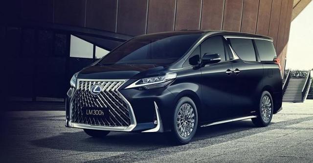 Lexus LM
Auto mierzy 5040 mm długości, 1850 szerokości i 1945 wysokości, a jego rozstaw osi wynosi 3000 mm. Wzrok przyciąga ogromna atrapa chłodnicy i ostre linie nadwozia. Tył z kolei jest bardzo kanciasty.
Fot. Lexus Lexus LM
Auto mierzy 5040 mm długości, 1850 szerokości i 1945 wysokości, a jego rozstaw osi wynosi 3000 mm. Wzrok przyciąga ogromna atrapa chłodnicy i ostre linie nadwozia. Tył z kolei jest bardzo kanciasty.
Fot. Lexus