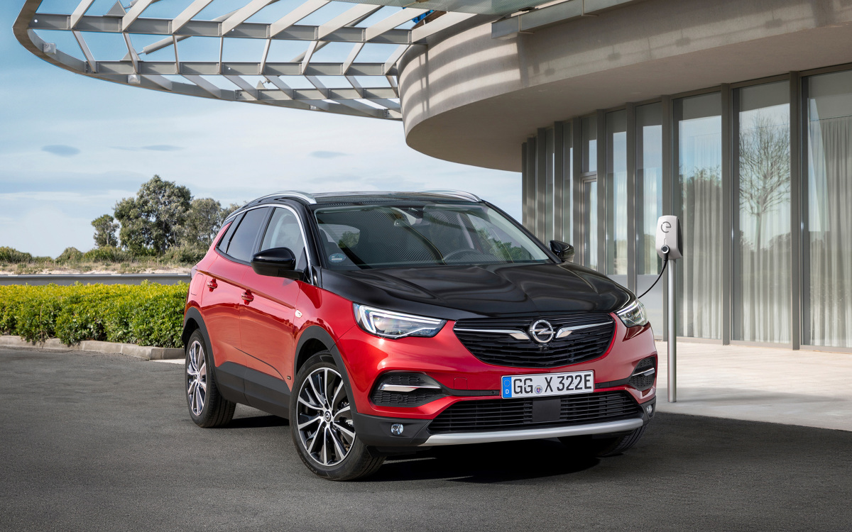 Opel Grandland X Plug in Hybrid
Samochód wyposażony w turbodoładowany silnik benzynowy 1.6 oraz układ dwóch silników elektrycznych dysponuje łączną mocą do 300 KM. Według danych wstępnych w standardzie WLTP/NEDC zużycie paliwa (ważone, w cyklu mieszanym) wynosi 2,2 l/100 km przy emisji CO2 49 g/km.
Fot. Opel Opel Grandland X Plug in Hybrid
Samochód wyposażony w turbodoładowany silnik benzynowy 1.6 oraz układ dwóch silników elektrycznych dysponuje łączną mocą do 300 KM. Według danych wstępnych w standardzie WLTP/NEDC zużycie paliwa (ważone, w cyklu mieszanym) wynosi 2,2 l/100 km przy emisji CO2 49 g/km.
Fot. Opel