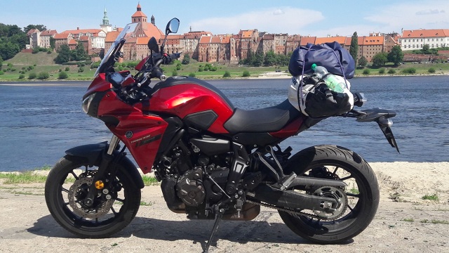 Yamaha Tracer 700, to bardzo ciekawy motocykl, którego styl łatwo rozpoznać na pierwszy rzut oka i trudno go pomylić z innymi maszynami.
Fot. Bartłomiej Gosk Yamaha Tracer 700, to bardzo ciekawy motocykl, którego styl łatwo rozpoznać na pierwszy rzut oka i trudno go pomylić z innymi maszynami.
Fot. Bartłomiej Gosk