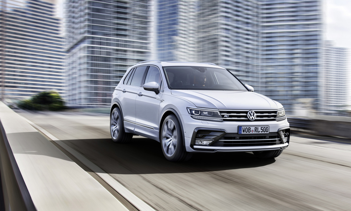 W chwili debiutu popularny SUV drugiej generacji jest oferowany z aż sześcioma jednostkami napędowymi do wyboru – 3 benzynowymi i 3 turbodieslami. Ceny nowego Tiguana zaczynają się od 97 980 zł za model z napędem na przednie koła i 125-konnym silnikiem 1.4 TSI pod maską / Fot. Volkswagen W chwili debiutu popularny SUV drugiej generacji jest oferowany z aż sześcioma jednostkami napędowymi do wyboru – 3 benzynowymi i 3 turbodieslami. Ceny nowego Tiguana zaczynają się od 97 980 zł za model z napędem na przednie koła i 125-konnym silnikiem 1.4 TSI pod maską / Fot. Volkswagen