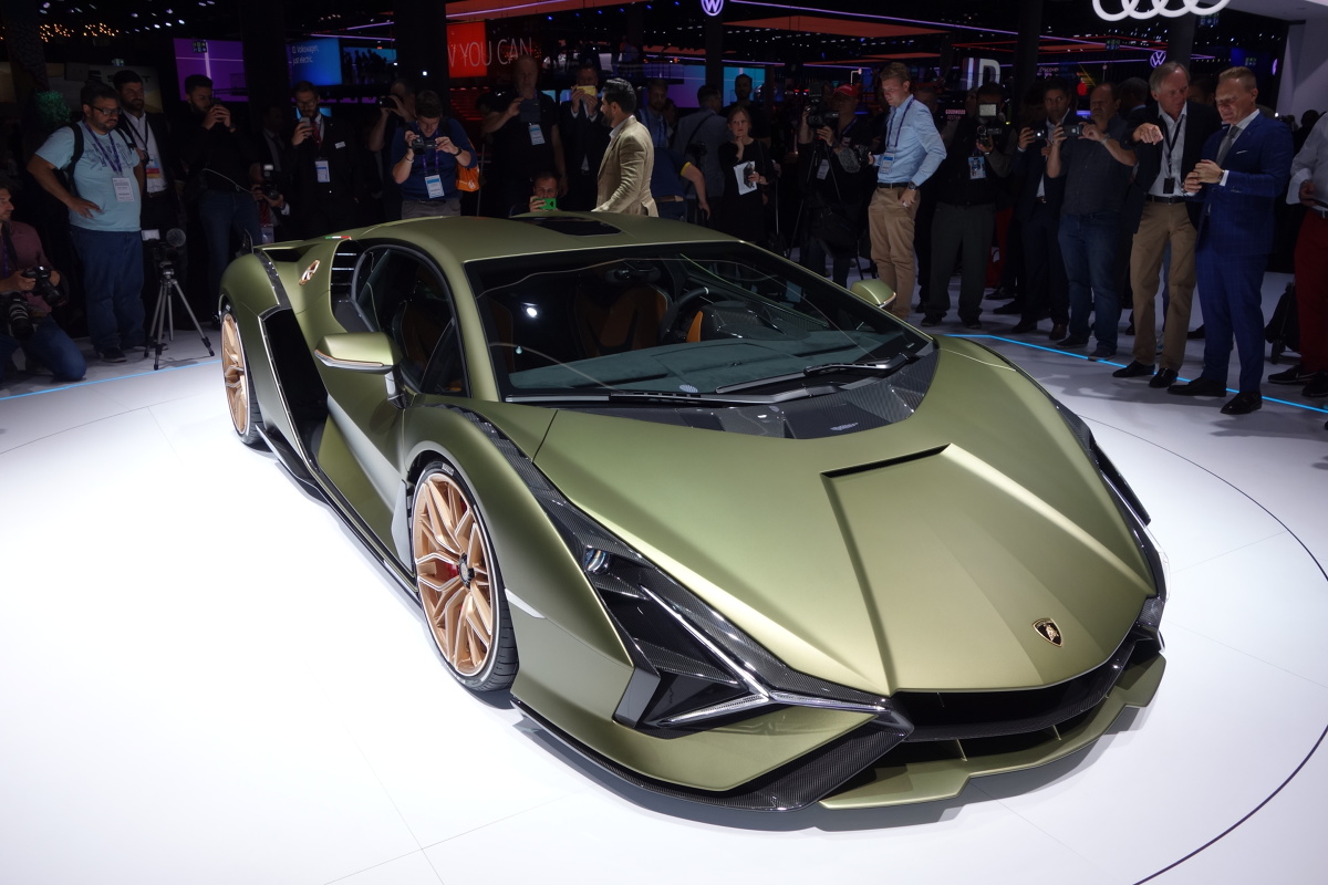Lamborghini Sian
Sián. W bolońskim dialekcie słowo to oznacza „błysk”, „piorun” i jest odniesieniem do faktu, że to pierwsza konstrukcja z rozwiązaniami elektrycznego napędu.
Fot. Ryszard M. Perczak Lamborghini Sian
Sián. W bolońskim dialekcie słowo to oznacza „błysk”, „piorun” i jest odniesieniem do faktu, że to pierwsza konstrukcja z rozwiązaniami elektrycznego napędu.
Fot. Ryszard M. Perczak