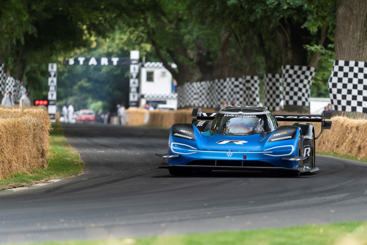 Elektryczny samochód po raz pierwszy szybszy od bolidu Formuły 1 – Volkswagen ID.R ustanowił w Goodwood nowy rekord w klasyfikacji generalnej i wszedł do historii sportu samochodowego. Romain Dumas 1,86-kilometrową trasę w Goodwood w południowej Anglii przejechał w ciągu 39,90 sekund.
Fot. Volkswagen Elektryczny samochód po raz pierwszy szybszy od bolidu Formuły 1 – Volkswagen ID.R ustanowił w Goodwood nowy rekord w klasyfikacji generalnej i wszedł do historii sportu samochodowego. Romain Dumas 1,86-kilometrową trasę w Goodwood w południowej Anglii przejechał w ciągu 39,90 sekund.
Fot. Volkswagen