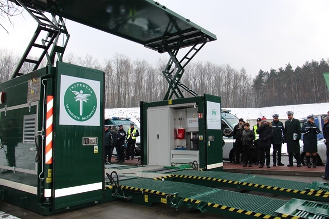 Główny Inspektor Transportu Drogowego Alvin Gajadhur, Wojewoda Śląski Jarosław Wieczorek oraz Prezes Wojewódzkiego Funduszu Ochrony Środowiska i Gospodarki Wodnej w Katowicach Tomasz Bednarek przekazali śląskiej ITD urządzenie do szczegółowej kontroli stanu technicznego pojazdów. Jest to trzecia – najnowocześniejsza – mobilna stacja diagnostyczna w kraju na wyposażeniu Inspekcji Transportu Drogowego.
Fot. GITD Główny Inspektor Transportu Drogowego Alvin Gajadhur, Wojewoda Śląski Jarosław Wieczorek oraz Prezes Wojewódzkiego Funduszu Ochrony Środowiska i Gospodarki Wodnej w Katowicach Tomasz Bednarek przekazali śląskiej ITD urządzenie do szczegółowej kontroli stanu technicznego pojazdów. Jest to trzecia – najnowocześniejsza – mobilna stacja diagnostyczna w kraju na wyposażeniu Inspekcji Transportu Drogowego.
Fot. GITD