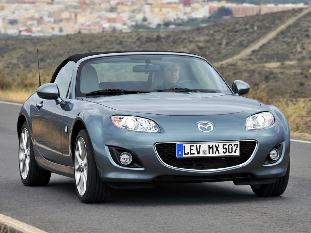 Produkowana od 1989 roku Mazda MX-5 to najpopularniejszy roadster na świecie. Trzy lata temu liczba wyprodukowanych egzemplarzy przekroczyła okrągły milion. W Motofaktach bierzemy pod lupę poprzednią generację MX-5 oznaczoną fabrycznym kodem NC i sprawdzamy, które jej wersje są warte uwagi na rynku wtórnym.
Fot. Mazda Produkowana od 1989 roku Mazda MX-5 to najpopularniejszy roadster na świecie. Trzy lata temu liczba wyprodukowanych egzemplarzy przekroczyła okrągły milion. W Motofaktach bierzemy pod lupę poprzednią generację MX-5 oznaczoną fabrycznym kodem NC i sprawdzamy, które jej wersje są warte uwagi na rynku wtórnym.
Fot. Mazda