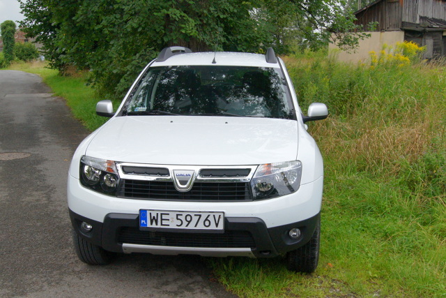 Szefowie koncernu Renault po dokładnych badaniach rynku i analizie sprzedaży na własnym podwórku zadecydowali o wprowadzeniu na rynek taniego SUV-a. Stworzyć go miała, specjalizującą się w produkcji niedrogich modeli Dacia.
Przepis na stworzenie taniej wersji był prosty: sprawdzone podzespoły i niski koszt finalny.
Fot. Bogusław Korzeniowski Szefowie koncernu Renault po dokładnych badaniach rynku i analizie sprzedaży na własnym podwórku zadecydowali o wprowadzeniu na rynek taniego SUV-a. Stworzyć go miała, specjalizującą się w produkcji niedrogich modeli Dacia.
Przepis na stworzenie taniej wersji był prosty: sprawdzone podzespoły i niski koszt finalny.
Fot. Bogusław Korzeniowski
