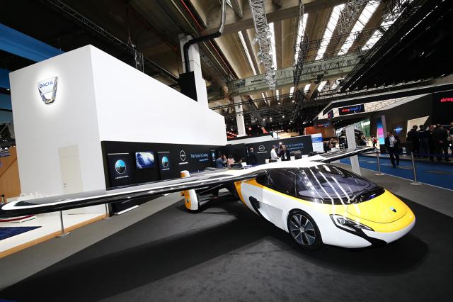 Nowa wersja AeroMobil 4.0 pokazywana we Frankfurcie nie będzie dostępna dla wszystkich. Oprócz wysokiej ceny między 1,2 miliona a 1,5 miliona euro, wymagana będzie licencja pilota.
Fot. Newspress Nowa wersja AeroMobil 4.0 pokazywana we Frankfurcie nie będzie dostępna dla wszystkich. Oprócz wysokiej ceny między 1,2 miliona a 1,5 miliona euro, wymagana będzie licencja pilota.
Fot. Newspress