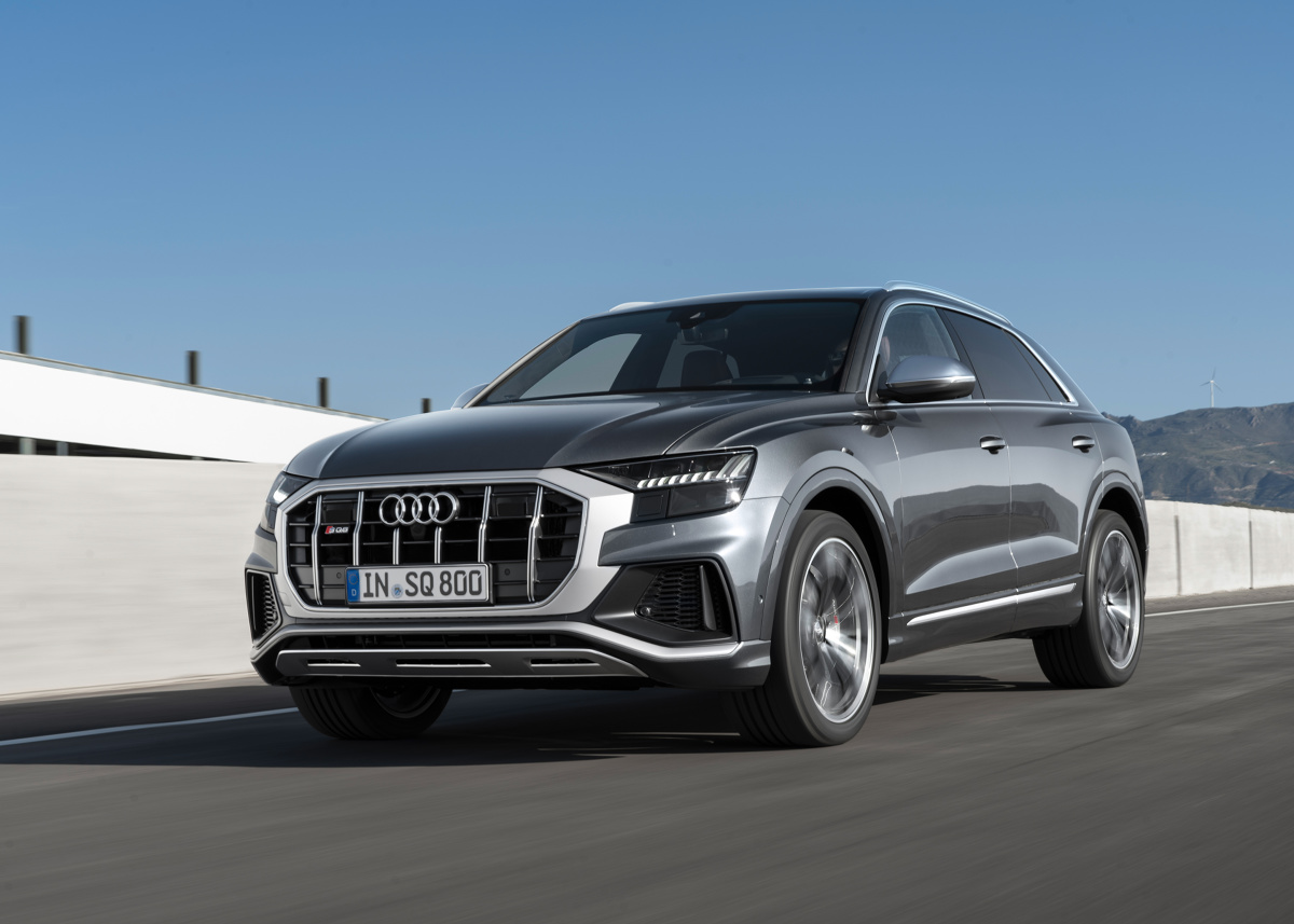 Audi SQ8 TDI
Napęd w nowym Audi SQ8 TDI przenoszony jest na koła za pośrednictwem ośmiostopniowej, automatycznej skrzyni biegów tiptronic. Jej dwumasowe koło zamachowe posiada dostosowujący się do liczby obrotów tłumik drgań, który przy bardzo niskiej liczbie obrotów kompensuje niepożądane drgania silnika Diesla V8.
Fot. Audi Audi SQ8 TDI
Napęd w nowym Audi SQ8 TDI przenoszony jest na koła za pośrednictwem ośmiostopniowej, automatycznej skrzyni biegów tiptronic. Jej dwumasowe koło zamachowe posiada dostosowujący się do liczby obrotów tłumik drgań, który przy bardzo niskiej liczbie obrotów kompensuje niepożądane drgania silnika Diesla V8.
Fot. Audi