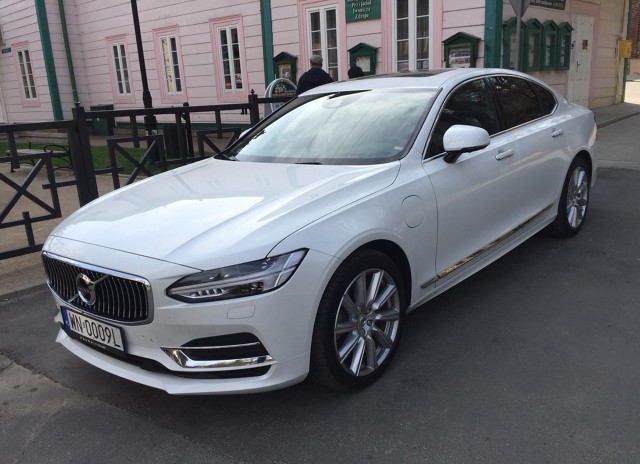 To już nasze kolejne spotkanie z Volvo S90, tym razem o oznaczeniu T8 w wersji wyposażenia Inscription. To hybryda typu Plug-in z 4-cylindrowym silnikiem benzynowym 2.0 i jednostką elektryczną. Auto ma moc 390 KM, moment obrotowy 400 Nm i rozpędza się od 0 do 100km/h w 5,1 s.
Fot, Marcin Rejmer To już nasze kolejne spotkanie z Volvo S90, tym razem o oznaczeniu T8 w wersji wyposażenia Inscription. To hybryda typu Plug-in z 4-cylindrowym silnikiem benzynowym 2.0 i jednostką elektryczną. Auto ma moc 390 KM, moment obrotowy 400 Nm i rozpędza się od 0 do 100km/h w 5,1 s.
Fot, Marcin Rejmer