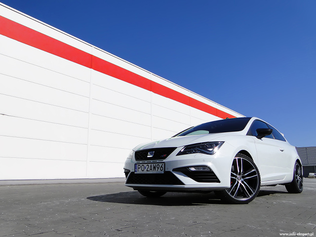 Seat Leon SC 2.0 TSI Cupra
Seat Leon Cupra dostępny jest w trzech wersjach nadwozia. Do wyboru mamy praktyczne kombi, uniwersalnego 5-drzwiowego hatchbacka oraz 3-drzwiowe Sport Coupe. Cena modelu zaczyna się od 140 500 zł. Wariant z dodatkową parą drzwi to wydatek przynajmniej 142 400 zł, a odmianę kombi wyceniono na 145 900 zł.
Fot. Dariusz Wołoszka – Info-Ekspert Seat Leon SC 2.0 TSI Cupra
Seat Leon Cupra dostępny jest w trzech wersjach nadwozia. Do wyboru mamy praktyczne kombi, uniwersalnego 5-drzwiowego hatchbacka oraz 3-drzwiowe Sport Coupe. Cena modelu zaczyna się od 140 500 zł. Wariant z dodatkową parą drzwi to wydatek przynajmniej 142 400 zł, a odmianę kombi wyceniono na 145 900 zł.
Fot. Dariusz Wołoszka – Info-Ekspert