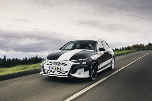 Audi A3 Sportback czwartej generacji jeszcze w masującym kamuflażu. Premiera auta odbędzie się na salonie samochodowym Genewa 2020. Fot. Audi Audi A3 Sportback czwartej generacji jeszcze w masującym kamuflażu. Premiera auta odbędzie się na salonie samochodowym Genewa 2020. Fot. Audi