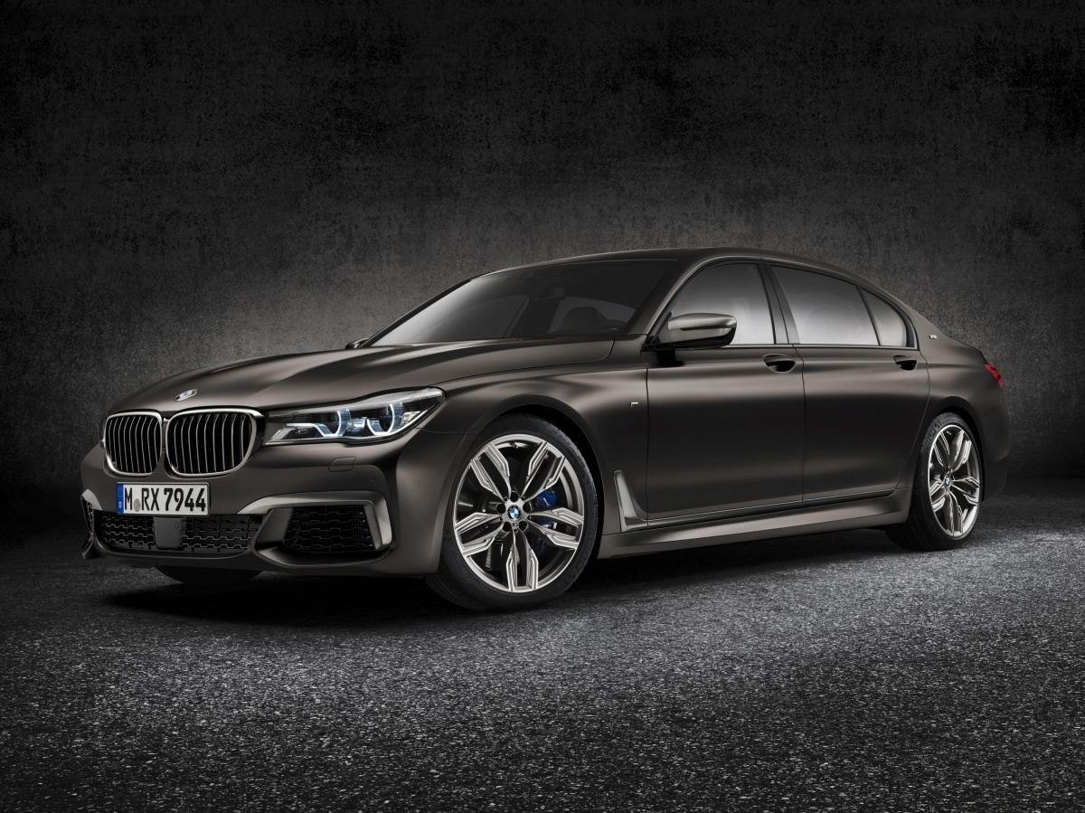 BMW M760Li xDrive
Swoją polską premierę będzie miało nowe BMW M760Li xDrive, topowa wersja napędzana przez 12-cylindrowy silnik benzynowy M Performance TwinPower Turbo, który generuje moc 600 KM i rozpędza auto od 0 do 100 km/h w 3,9 sekundy.
Fot. BMW BMW M760Li xDrive
Swoją polską premierę będzie miało nowe BMW M760Li xDrive, topowa wersja napędzana przez 12-cylindrowy silnik benzynowy M Performance TwinPower Turbo, który generuje moc 600 KM i rozpędza auto od 0 do 100 km/h w 3,9 sekundy.
Fot. BMW