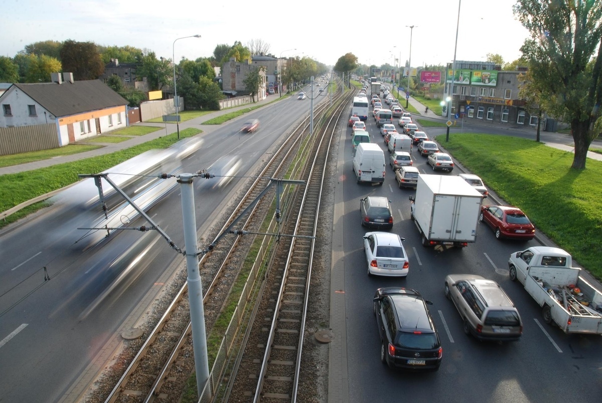 Za blokowanie pasa ruchu grozi do 500 złotych mandatu i dwa punkty karne / Fot. Jakub Pokora / archiwum Za blokowanie pasa ruchu grozi do 500 złotych mandatu i dwa punkty karne / Fot. Jakub Pokora / archiwum
