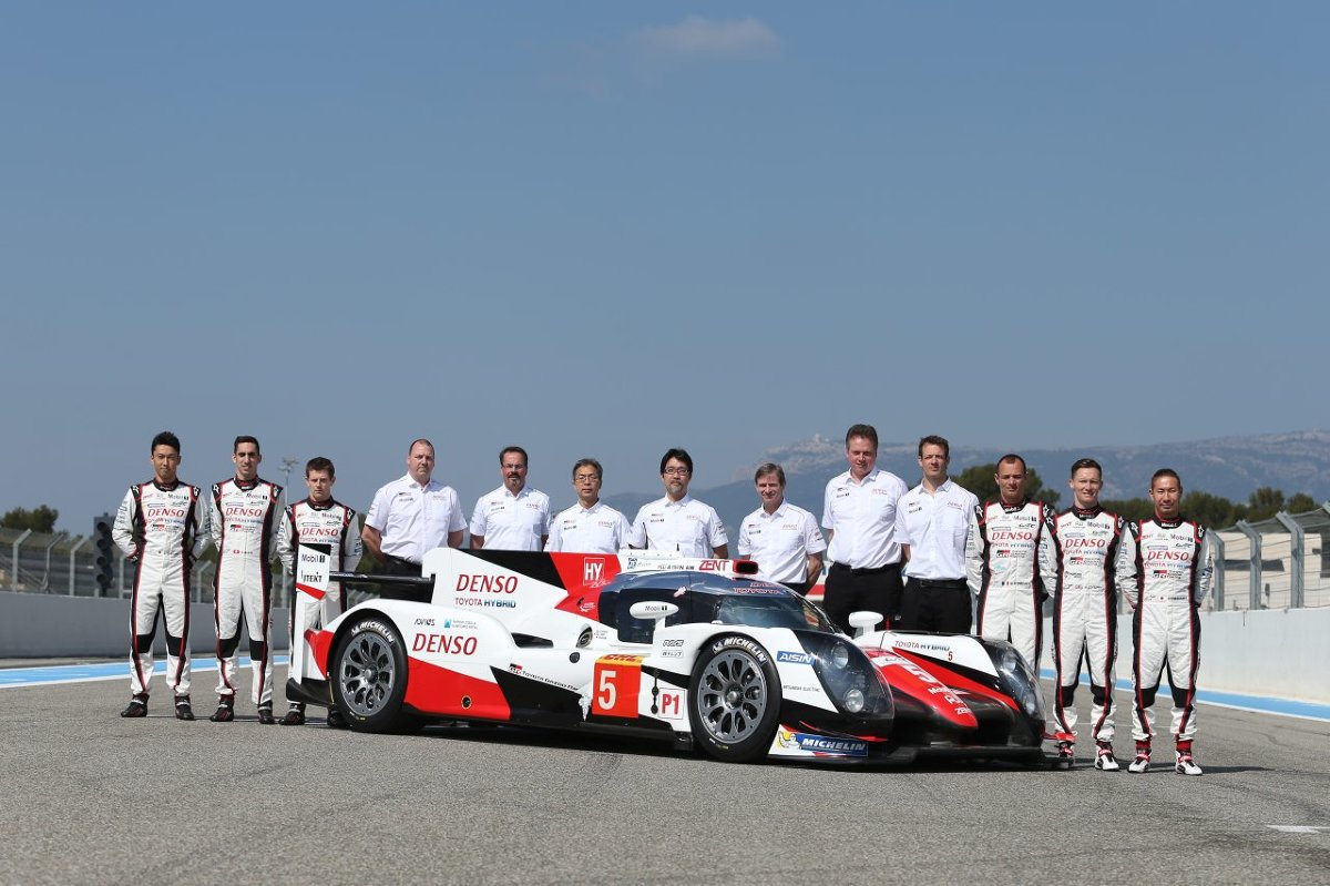 Toyota TS050 Hybrid
Już w ten weekend rozpoczynają się Mistrzostwa Świata FIA w wyścigach długodystansowych (FIA World Endurance Championship). W 6-godzinnym wyścigu w Silverstone w Wielkiej Brytanii Toyota GAZOO Racing wystawi nowy bolid, TS050 Hybrid. Będzie to już piąty sezon serii, powołanej do życia w 2012 roku. Toyota będzie walczyć o odzyskanie tytułu mistrza, który wywalczyła w 2014 roku, a w ubiegłym roku utraciła na rzecz Porsche.
Fot. Toyota Toyota TS050 Hybrid
Już w ten weekend rozpoczynają się Mistrzostwa Świata FIA w wyścigach długodystansowych (FIA World Endurance Championship). W 6-godzinnym wyścigu w Silverstone w Wielkiej Brytanii Toyota GAZOO Racing wystawi nowy bolid, TS050 Hybrid. Będzie to już piąty sezon serii, powołanej do życia w 2012 roku. Toyota będzie walczyć o odzyskanie tytułu mistrza, który wywalczyła w 2014 roku, a w ubiegłym roku utraciła na rzecz Porsche.
Fot. Toyota