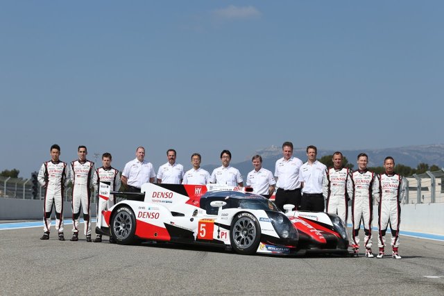 Toyota TS050 Hybrid
Już w ten weekend rozpoczynają się Mistrzostwa Świata FIA w wyścigach długodystansowych (FIA World Endurance Championship). W 6-godzinnym wyścigu w Silverstone w Wielkiej Brytanii Toyota GAZOO Racing wystawi nowy bolid, TS050 Hybrid. Będzie to już piąty sezon serii, powołanej do życia w 2012 roku. Toyota będzie walczyć o odzyskanie tytułu mistrza, który wywalczyła w 2014 roku, a w ubiegłym roku utraciła na rzecz Porsche.
Fot. Toyota Toyota TS050 Hybrid
Już w ten weekend rozpoczynają się Mistrzostwa Świata FIA w wyścigach długodystansowych (FIA World Endurance Championship). W 6-godzinnym wyścigu w Silverstone w Wielkiej Brytanii Toyota GAZOO Racing wystawi nowy bolid, TS050 Hybrid. Będzie to już piąty sezon serii, powołanej do życia w 2012 roku. Toyota będzie walczyć o odzyskanie tytułu mistrza, który wywalczyła w 2014 roku, a w ubiegłym roku utraciła na rzecz Porsche.
Fot. Toyota