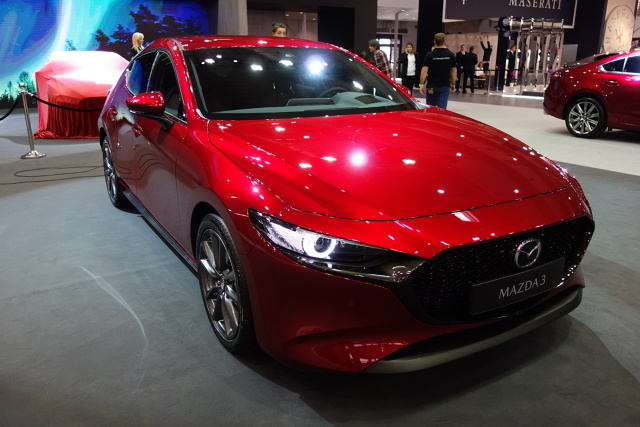 Cennik nowej Mazdy 3 (niezależnie od tego czy wybierzemy wersję hatchback czy sedan) w opcji wyposażenia KAI zaczyna się od kwoty 94 400 zł za wersję SKYACTIV-G 122 KM z 6-biegową skrzynią manualną. Wersja ze skrzynią automatyczną, to już wydatek 102 900 zł.
Fot. Ryszard M. Perczak Cennik nowej Mazdy 3 (niezależnie od tego czy wybierzemy wersję hatchback czy sedan) w opcji wyposażenia KAI zaczyna się od kwoty 94 400 zł za wersję SKYACTIV-G 122 KM z 6-biegową skrzynią manualną. Wersja ze skrzynią automatyczną, to już wydatek 102 900 zł.
Fot. Ryszard M. Perczak