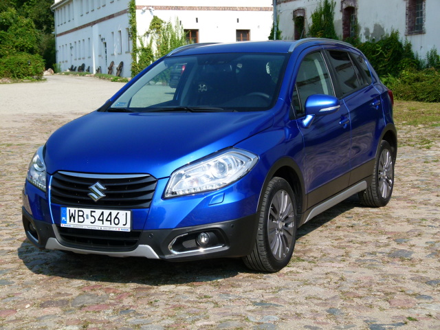 Suzuki SX4 S-Cross
Symbol SX4 w pełnym określeniu tego modelu jednoznacznie wskazuje, że jest to następca crossovera, który był produkowany wspólnie z Fiatem. Włosi swój wóz nazywali Sedici. Oczywiście S-Cross to znacznie zmieniony samochód. Ma przede wszystkim dłuższe nadwozie z większym rozstawem osi. Poskutkowało to nie tylko większą przestronnością wnętrza, ale również pojemnością bagażnika.
Fot. Ryszard M. Perczak Suzuki SX4 S-Cross
Symbol SX4 w pełnym określeniu tego modelu jednoznacznie wskazuje, że jest to następca crossovera, który był produkowany wspólnie z Fiatem. Włosi swój wóz nazywali Sedici. Oczywiście S-Cross to znacznie zmieniony samochód. Ma przede wszystkim dłuższe nadwozie z większym rozstawem osi. Poskutkowało to nie tylko większą przestronnością wnętrza, ale również pojemnością bagażnika.
Fot. Ryszard M. Perczak