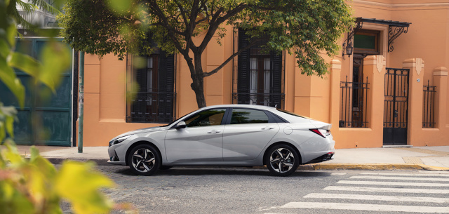 Hyundai Elantra
Hyundai zaprezentował model Elantra nowej generacji oraz Elantra Hybrid. Auto wyróżnia się m.in. zelektryfikowanym napędem hybrydowym oraz pierwszym w segmencie zastosowaniem bezprzewodowej łączności z Android Auto i Apple Car Play. Produkcja modelu rozpocznie się na jesieni w fabryce Ulsan w Korei oraz w Alabamie w Stanach Zjednoczonych.
Fot. Hyundai Hyundai Elantra
Hyundai zaprezentował model Elantra nowej generacji oraz Elantra Hybrid. Auto wyróżnia się m.in. zelektryfikowanym napędem hybrydowym oraz pierwszym w segmencie zastosowaniem bezprzewodowej łączności z Android Auto i Apple Car Play. Produkcja modelu rozpocznie się na jesieni w fabryce Ulsan w Korei oraz w Alabamie w Stanach Zjednoczonych.
Fot. Hyundai