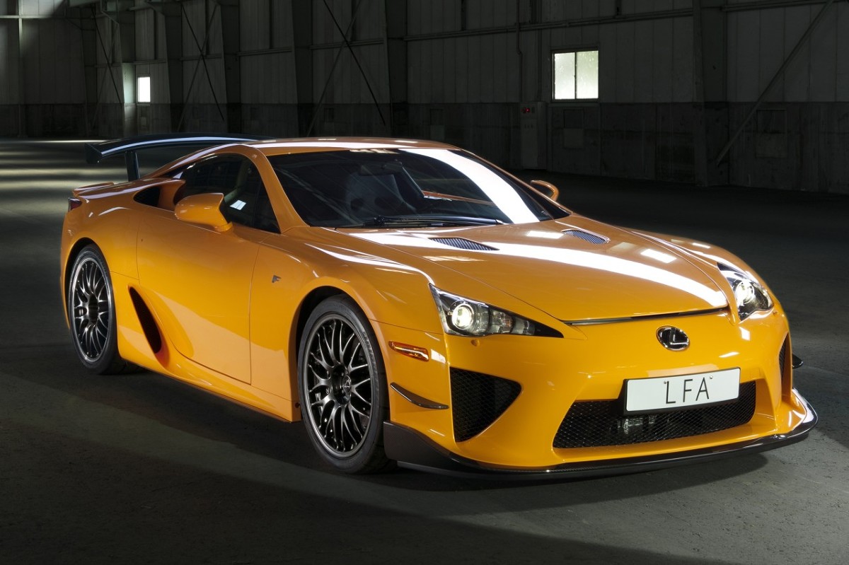 Niemiecki dealer Lexus Rosenheim wystawił na sprzedaż unikalnego Lexusa LFA Nürburgring. To prawdziwa rzadkość, bo modelu LFA wyprodukowano tylko 500 sztuk, z czego w wersji Nürburgring jedynie 50. Oferowany egzemplarz ma na masce autograf samego Akio Toyody – taki samochód jest tylko jeden na świecie / Fot. Lexus Niemiecki dealer Lexus Rosenheim wystawił na sprzedaż unikalnego Lexusa LFA Nürburgring. To prawdziwa rzadkość, bo modelu LFA wyprodukowano tylko 500 sztuk, z czego w wersji Nürburgring jedynie 50. Oferowany egzemplarz ma na masce autograf samego Akio Toyody – taki samochód jest tylko jeden na świecie / Fot. Lexus