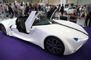 Wodór jako paliwo, autorski design, nadwozie kompozytowe, niezależny napęd na 4 koła o łącznej mocy 270 KM, sterowanie jazdą samochodu przez telefon komórkowy, autonomiczne systemy wspomagania jazdy. To główne cechy auta zaprojektowanego przez inżynierów z firmy RIOT Technologies (wywodzącej się z AGH w Krakowie) / Fot, materiały prasowe