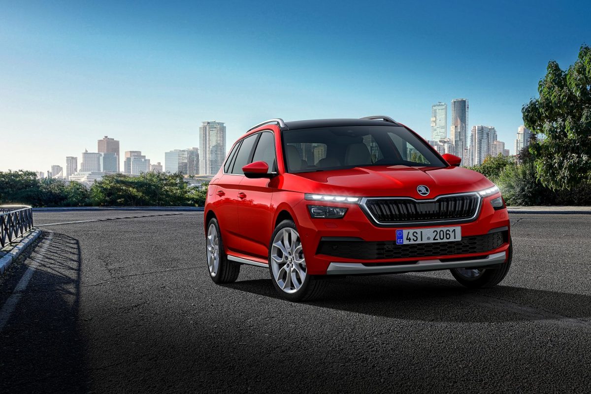 Skoda Kamiq
Dzięki zastosowaniu platformy modułowej MQB, wnętrze pojazdu charakteryzuje duża przestronność. Rozstaw osi nowego modelu wynosi 2 651 mm pozostawiając pasażerom siedzącym na tylnej kanapie 73 mm na kolana. Pojemność bagażnika to 400 l i można ją zwiększyć po rozłożeniu tylnych siedzeń do 1 395 l.
Fot. Skoda Skoda Kamiq
Dzięki zastosowaniu platformy modułowej MQB, wnętrze pojazdu charakteryzuje duża przestronność. Rozstaw osi nowego modelu wynosi 2 651 mm pozostawiając pasażerom siedzącym na tylnej kanapie 73 mm na kolana. Pojemność bagażnika to 400 l i można ją zwiększyć po rozłożeniu tylnych siedzeń do 1 395 l.
Fot. Skoda