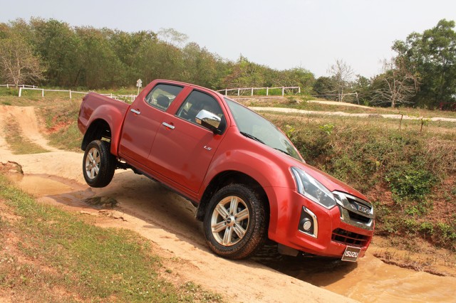 Nowy Isuzu D-Max 17MY. Pierwszy test cenionego pikapa
Nowy Isuzu D-Max zadebiutował właśnie w salonach sprzedaż w Polsce. To najnowsze wcielenie, niezawodnego i cenionego na wielu rynkach pikapa. W modelu 17MY, czyli z rocznika modelowego 2017, pojawiły się nowe rozwiązania techniczne, a wyposażenie rozszerzono zgodnie z najnowszymi trendami.
fot. Michał Wnuk Nowy Isuzu D-Max 17MY. Pierwszy test cenionego pikapa
Nowy Isuzu D-Max zadebiutował właśnie w salonach sprzedaż w Polsce. To najnowsze wcielenie, niezawodnego i cenionego na wielu rynkach pikapa. W modelu 17MY, czyli z rocznika modelowego 2017, pojawiły się nowe rozwiązania techniczne, a wyposażenie rozszerzono zgodnie z najnowszymi trendami.
fot. Michał Wnuk