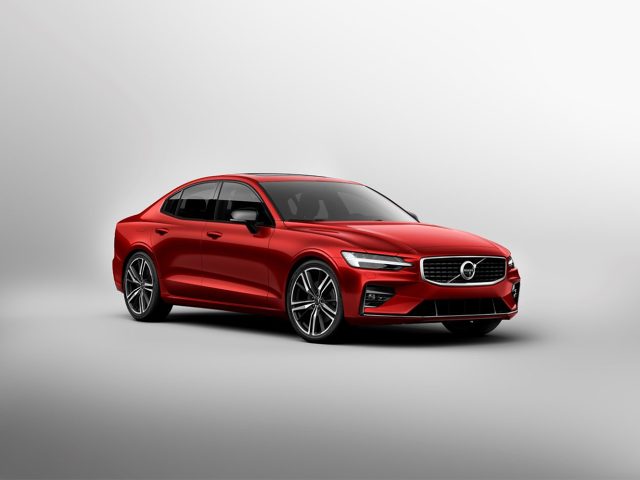 Volvo S60
Model S60 jeszcze w tym roku trafi na rynek amerykański. Jego produkcja ruszy w sierpniu. Produkcja dla klientów Europejskich ruszy na początku przyszłego roku. Polskie ceny zostaną ogłoszone dopiero za kilka miesięcy.
Fot. Volvo Volvo S60
Model S60 jeszcze w tym roku trafi na rynek amerykański. Jego produkcja ruszy w sierpniu. Produkcja dla klientów Europejskich ruszy na początku przyszłego roku. Polskie ceny zostaną ogłoszone dopiero za kilka miesięcy.
Fot. Volvo