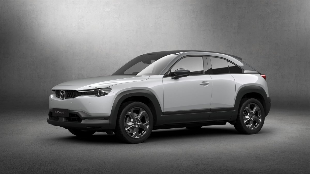 Mazda MX-30
Za napęd pojazdu odpowiada silnik synchroniczny na prąd zmienny. Energia jest przechowywana w zestawie akumulatorów litowo-jonowych o pojemności 35,5 kWh. Auto na jednym ładowaniu może pokonać dystans około 200 km.
Fot. Mazda Mazda MX-30
Za napęd pojazdu odpowiada silnik synchroniczny na prąd zmienny. Energia jest przechowywana w zestawie akumulatorów litowo-jonowych o pojemności 35,5 kWh. Auto na jednym ładowaniu może pokonać dystans około 200 km.
Fot. Mazda