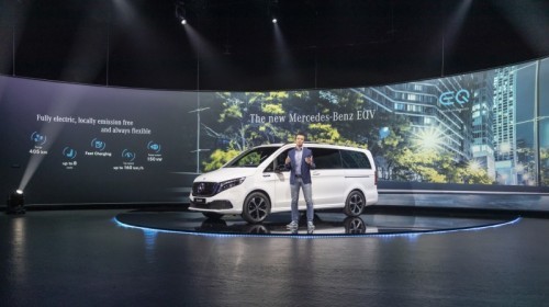 Mercedes EQV
Akumulator o pojemności użytkowej 90 kWh zapewnia maksymalny zasięg 405 kilometrów (dane wstępne). Zainstalowanie go pod podłogą powoduje, że nie ma on wpływu na wnętrze pojazdu i cała przestrzeń jest dostępna.
Fot. Mercedes-Benz Mercedes EQV
Akumulator o pojemności użytkowej 90 kWh zapewnia maksymalny zasięg 405 kilometrów (dane wstępne). Zainstalowanie go pod podłogą powoduje, że nie ma on wpływu na wnętrze pojazdu i cała przestrzeń jest dostępna.
Fot. Mercedes-Benz