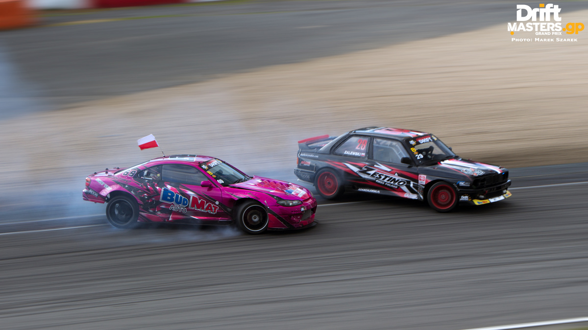 Ledwo co opadły emocje po 4. rundzie Drift Masters Grand Prix na toruńskiej Motoarenie, a organizatorzy znów „dokładają do pieca” przed kolejnymi zawodami. W Rydze wystartuje ponad 60 drifterów – same wielkie nazwiska.
fot. Drift Masters GP Ledwo co opadły emocje po 4. rundzie Drift Masters Grand Prix na toruńskiej Motoarenie, a organizatorzy znów „dokładają do pieca” przed kolejnymi zawodami. W Rydze wystartuje ponad 60 drifterów – same wielkie nazwiska.
fot. Drift Masters GP
