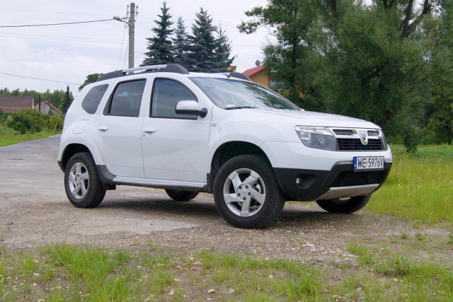 Szefowie koncernu Renault po dokładnych badaniach rynku i analizie sprzedaży na własnym podwórku zadecydowali o wprowadzeniu na rynek taniego SUV-a. Stworzyć go miała, specjalizującą się w produkcji niedrogich modeli Dacia.
Przepis na stworzenie taniej wersji był prosty: sprawdzone podzespoły i niski koszt finalny.
Fot. Bogusław Korzeniowski Szefowie koncernu Renault po dokładnych badaniach rynku i analizie sprzedaży na własnym podwórku zadecydowali o wprowadzeniu na rynek taniego SUV-a. Stworzyć go miała, specjalizującą się w produkcji niedrogich modeli Dacia.
Przepis na stworzenie taniej wersji był prosty: sprawdzone podzespoły i niski koszt finalny.
Fot. Bogusław Korzeniowski