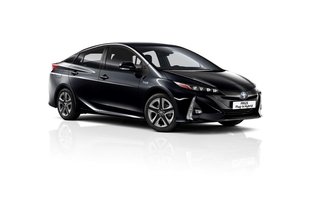 Toyota Prius
Toyota prezentuje odświeżoną wersję Priusa Plug-in Hybrid z nowym, pięciomiejscowym wnętrzem. Nowością jest także metalizowany lakier Attitude Black oraz monitor panoramiczny z systemem kamer 360 stopni.
Fot. Toyota Toyota Prius
Toyota prezentuje odświeżoną wersję Priusa Plug-in Hybrid z nowym, pięciomiejscowym wnętrzem. Nowością jest także metalizowany lakier Attitude Black oraz monitor panoramiczny z systemem kamer 360 stopni.
Fot. Toyota