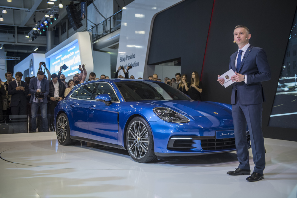 Porsche na targach Motor Show, Poznań 2017 - Jacek Grzybek (dyrektor marki Porsche) prezentuje nową Panamerę Sport Turismo
Fot. Porsche Porsche na targach Motor Show, Poznań 2017 - Jacek Grzybek (dyrektor marki Porsche) prezentuje nową Panamerę Sport Turismo
Fot. Porsche
