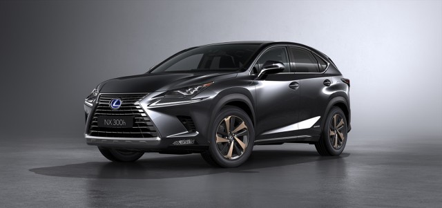 Lexus NX
Tak jak dotychczas, Lexus NX będzie oferowany w dwóch wersjach napędu. Wersja znana dotąd jako NX 200t, napędzana dwulitrowym, turbodoładowanym silnikiem benzynowym o zmiennym cyklu pracy (Atkinsona/Otto), rozwijającym moc 238 KM, będzie teraz nosić oznaczenie NX 300. Hybrydowy Lexus NX 300h z jednostką napędową o łącznej mocy 197 KM, wykorzystującą 2,5 litrowy, czterocylindrowy silnik rzędowy, pozostanie przy dotychczasowym oznaczeniu.
Fot. Lexus Lexus NX
Tak jak dotychczas, Lexus NX będzie oferowany w dwóch wersjach napędu. Wersja znana dotąd jako NX 200t, napędzana dwulitrowym, turbodoładowanym silnikiem benzynowym o zmiennym cyklu pracy (Atkinsona/Otto), rozwijającym moc 238 KM, będzie teraz nosić oznaczenie NX 300. Hybrydowy Lexus NX 300h z jednostką napędową o łącznej mocy 197 KM, wykorzystującą 2,5 litrowy, czterocylindrowy silnik rzędowy, pozostanie przy dotychczasowym oznaczeniu.
Fot. Lexus