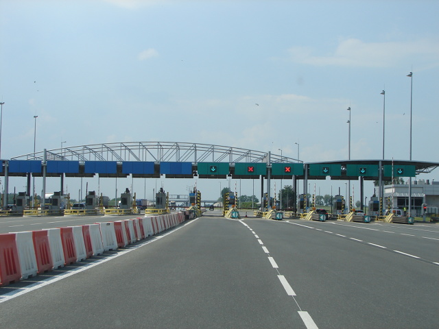 Polskie autostrady najdroższe w Europie. Tak twierdzi gazeta „Blik” - najpopularniejszy tabloid w Szwajcarii. I na potwierdzenie tych słów publikuje cennik płatnych autostrad w Europie.
Fot. Mark Snow Polskie autostrady najdroższe w Europie. Tak twierdzi gazeta „Blik” - najpopularniejszy tabloid w Szwajcarii. I na potwierdzenie tych słów publikuje cennik płatnych autostrad w Europie.
Fot. Mark Snow