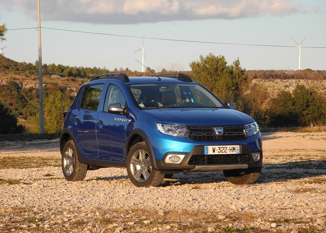 Dacia Sandero Stepway
Wraz zodnowionymi modelami Logan, Logan MCV, Sandero, Sandero Stepway Dacia wprowadza automatyczną dwusprzęgłową skrzynię biegów w modelu Duster. Chodzi o przekładnię EDC (Efficient Dual Clutch), która będzie konfigurowana z silnikiem wysokoprężnym 1.5 dCi o mocy 110 KM z napędem na przednią oś.
Fot. Wojciech Frelichwski Dacia Sandero Stepway
Wraz zodnowionymi modelami Logan, Logan MCV, Sandero, Sandero Stepway Dacia wprowadza automatyczną dwusprzęgłową skrzynię biegów w modelu Duster. Chodzi o przekładnię EDC (Efficient Dual Clutch), która będzie konfigurowana z silnikiem wysokoprężnym 1.5 dCi o mocy 110 KM z napędem na przednią oś.
Fot. Wojciech Frelichwski