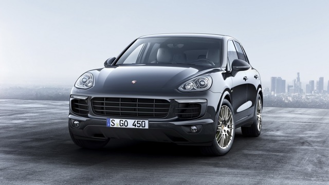 Porsche Cayenne Platinium Edition
Samochód został wyposażony w 20-calowe obręcze kół RS Spyder z lekkich stopów. Elementy zderzaka oraz tylny spoiler wyróżniają się czarnym połyskiem.
Fot. Porsche Porsche Cayenne Platinium Edition
Samochód został wyposażony w 20-calowe obręcze kół RS Spyder z lekkich stopów. Elementy zderzaka oraz tylny spoiler wyróżniają się czarnym połyskiem.
Fot. Porsche
