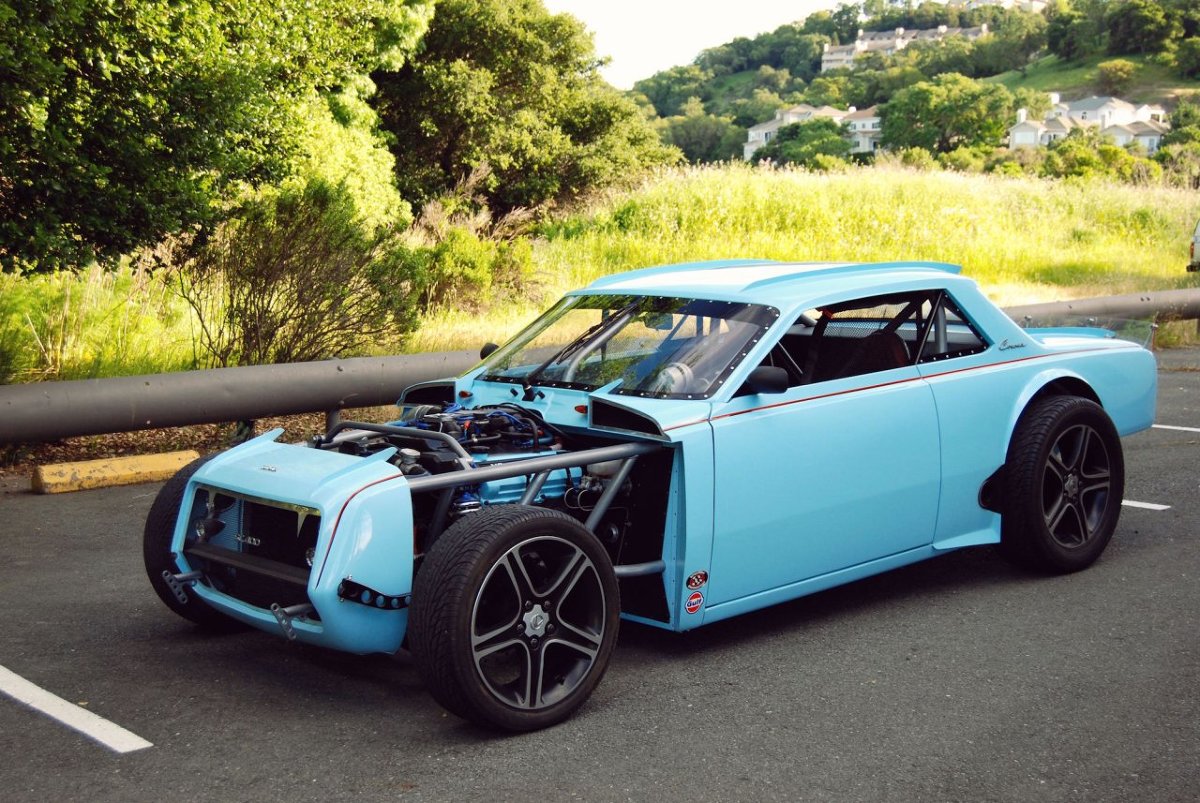 Toyota Corona
Toyota Corona Hot Rod powstała w 2004 roku w garażu Mitcha Allreada w Południowej Kalifornii. Oryginalny samochód został rozebrany do gołego metalu. Otrzymał rurową, przestrzenną ramę – do niej zamocowano elementy nadwozia, wykończone błękitnym lakierem Gulf Racing Blue z lekkimi szybami z poliwęglanu.
Fot. Auctions America / Silodrome.com Toyota Corona
Toyota Corona Hot Rod powstała w 2004 roku w garażu Mitcha Allreada w Południowej Kalifornii. Oryginalny samochód został rozebrany do gołego metalu. Otrzymał rurową, przestrzenną ramę – do niej zamocowano elementy nadwozia, wykończone błękitnym lakierem Gulf Racing Blue z lekkimi szybami z poliwęglanu.
Fot. Auctions America / Silodrome.com
