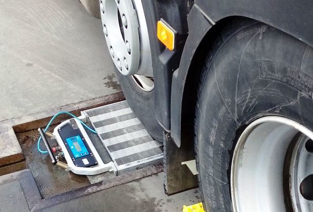 Niemal 61 ton ważyła ciężarówka z ładunkiem, którą skontrolował patrol warmińsko-mazurskiej Inspekcji Transportu Drogowego. Przewoźnik może spodziewać się wysokiej kary pieniężnej za dewastację dróg.
Fot. ITD Niemal 61 ton ważyła ciężarówka z ładunkiem, którą skontrolował patrol warmińsko-mazurskiej Inspekcji Transportu Drogowego. Przewoźnik może spodziewać się wysokiej kary pieniężnej za dewastację dróg.
Fot. ITD