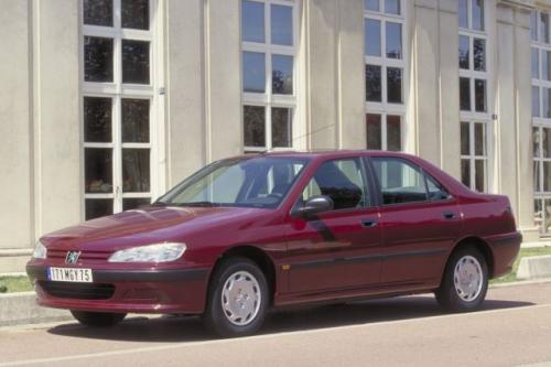 Fot. Peugeot: Peugeot 406 – model sedan z lat 1995 – 1999 jest o 14 cm dłuższy od poprzednika. Bagażnik o objętości 430 l do największych nie należy, wystarczy jednak na bagaże rodziny wyjeżdżającej na urlop. Fot. Peugeot: Peugeot 406 – model sedan z lat 1995 – 1999 jest o 14 cm dłuższy od poprzednika. Bagażnik o objętości 430 l do największych nie należy, wystarczy jednak na bagaże rodziny wyjeżdżającej na urlop.