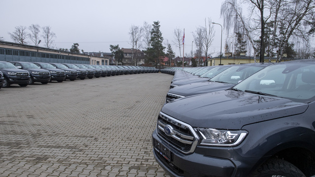 W 2. Regionalnej Bazie Logistycznej w Warszawie, szef MON wziął udział w przekazaniu pierwszej partii nowych samochodów Ford Ranger XLT, które trafią do jednostek wojskowych w całym kraju zastępując jednocześnie pojazdy Honker, które są używane w wojsku od lat 90.
Fot. Ministerstwo Obrony Narodowej W 2. Regionalnej Bazie Logistycznej w Warszawie, szef MON wziął udział w przekazaniu pierwszej partii nowych samochodów Ford Ranger XLT, które trafią do jednostek wojskowych w całym kraju zastępując jednocześnie pojazdy Honker, które są używane w wojsku od lat 90.
Fot. Ministerstwo Obrony Narodowej