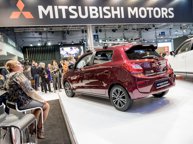Mitsubishi Space Star
W Polsce oferowanych jest 6 wersji nowego modelu Space Star z roku modelowego 2018. Bazowa wersja Entry silnikiem 1.0 l. i manualną, 5-biegową skrzynią biegów w promocyjnej cenie 39 990 zł oferuje m.in. 6 poduszek powietrznych, elektrycznie regulowane przednie szyby i lusterka boczne, regulację wysokości fotela kierowcy a także elektryczne wspomaganie kierownicy wraz z regulacją wysokości.
Fot. Mitsubishi Mitsubishi Space Star
W Polsce oferowanych jest 6 wersji nowego modelu Space Star z roku modelowego 2018. Bazowa wersja Entry silnikiem 1.0 l. i manualną, 5-biegową skrzynią biegów w promocyjnej cenie 39 990 zł oferuje m.in. 6 poduszek powietrznych, elektrycznie regulowane przednie szyby i lusterka boczne, regulację wysokości fotela kierowcy a także elektryczne wspomaganie kierownicy wraz z regulacją wysokości.
Fot. Mitsubishi