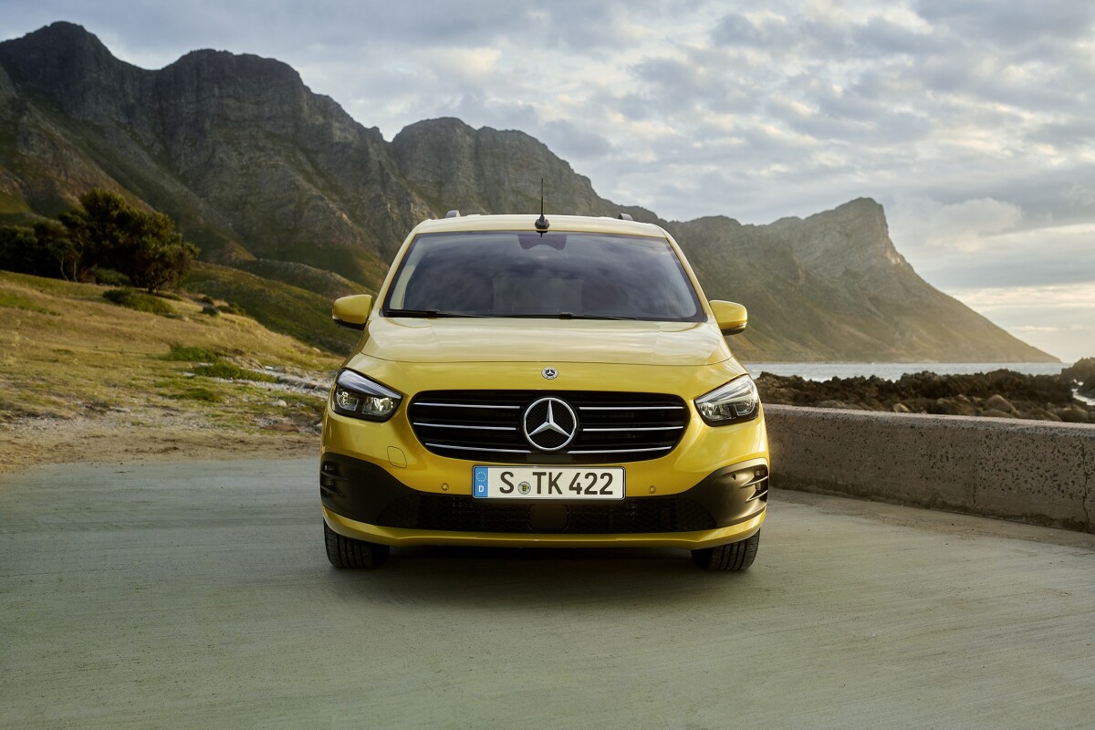 Mercedes Klasy T
Klasa T ma 4498 mm długości, 1859 mm szerokości i 1811 mm wysokości. Auto powstało w oparciu o model Citan, a ten przypominamy, że jest bliźniakiem Renault Kangoo. Po obu stronach zamontowano drzwi przesuwane.
Fot. Mercedes-Benz Mercedes Klasy T
Klasa T ma 4498 mm długości, 1859 mm szerokości i 1811 mm wysokości. Auto powstało w oparciu o model Citan, a ten przypominamy, że jest bliźniakiem Renault Kangoo. Po obu stronach zamontowano drzwi przesuwane.
Fot. Mercedes-Benz