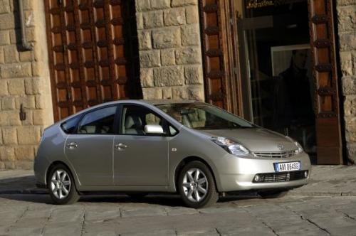 Fot. Toyota: Pierwszy, popularny samochód z napędem hybrydowym Toyota Prius kosztuje w Polsce od ok. 106 tys. zł Fot. Toyota: Pierwszy, popularny samochód z napędem hybrydowym Toyota Prius kosztuje w Polsce od ok. 106 tys. zł