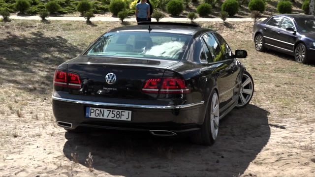 Volkswagen Phaeton
Auto powstawało od 2002 roku. W 2011 roku samochód wycofano za sprzedaży w Polsce natomiast na rynku amerykańskim oferowano go w latach 2004 - 2006 i ponownie od 2009 roku. W 2010 roku wprowadzono pojazd na rynek chiński.
Fot. TVN Turbo/x-news Volkswagen Phaeton
Auto powstawało od 2002 roku. W 2011 roku samochód wycofano za sprzedaży w Polsce natomiast na rynku amerykańskim oferowano go w latach 2004 - 2006 i ponownie od 2009 roku. W 2010 roku wprowadzono pojazd na rynek chiński.
Fot. TVN Turbo/x-news