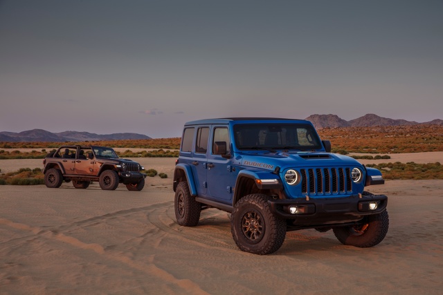 W Detroit pokazano właśnie nowy model Jeep Wrangler Rubicon 392, który wkrótce wejdzie do sprzedaży na rynku północnoamerykańskim. Po prawie 40 latach do komory silnika Wranglera wraca jednostka V8. Jak podaje producent nowy model nie będzie sprzedawany w Europie, a najbliżej nas będzie go można nabyć na Bliskim Wschodzie, gdzie pojawi się pod koniec 2021 roku.
Fot. Jeep W Detroit pokazano właśnie nowy model Jeep Wrangler Rubicon 392, który wkrótce wejdzie do sprzedaży na rynku północnoamerykańskim. Po prawie 40 latach do komory silnika Wranglera wraca jednostka V8. Jak podaje producent nowy model nie będzie sprzedawany w Europie, a najbliżej nas będzie go można nabyć na Bliskim Wschodzie, gdzie pojawi się pod koniec 2021 roku.
Fot. Jeep