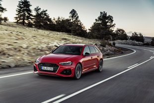 Audi RS 4 Avant 

Audi Sport dopracowało teraz wiele szczegółów wprowadzonego na rynek we wrześniu 2017 r. Audi RS 4 Avant.  Wysokoobrotowy silnik V6 biturbo o mocy wyjściowej 450 KM, w szerokim zakresie obrotów od 1900 do 5000, przekazuje na wał korbowy imponujące 600 Nm momentu obrotowego. 

Fot. Audi 