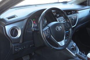 Chociaż Toyotę Auris drugiej generacji wciąż można kupić nową w salonie, to jej najstarsze egzemplarze mają już 6 lat. Z tego powodu, samochód ten znajduje się w kręgu zainteresowań wszystkich tych, którzy szukają kompaktowego auta używanego i z różnych powodów omijają produkty grupy Volkswagena.

Fot. Jakub Mielniczak