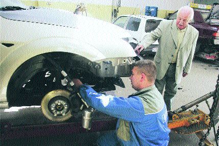 W gdańskim zakładzie motoryzacyjnym Tadeusza Dronszkowskiego uczniowie mogą nauczyć się zawodów mechanika pojazdów samochodowych czy lakiernika samochodowego. Fot. Robert Kwiatek W gdańskim zakładzie motoryzacyjnym Tadeusza Dronszkowskiego uczniowie mogą nauczyć się zawodów mechanika pojazdów samochodowych czy lakiernika samochodowego. Fot. Robert Kwiatek