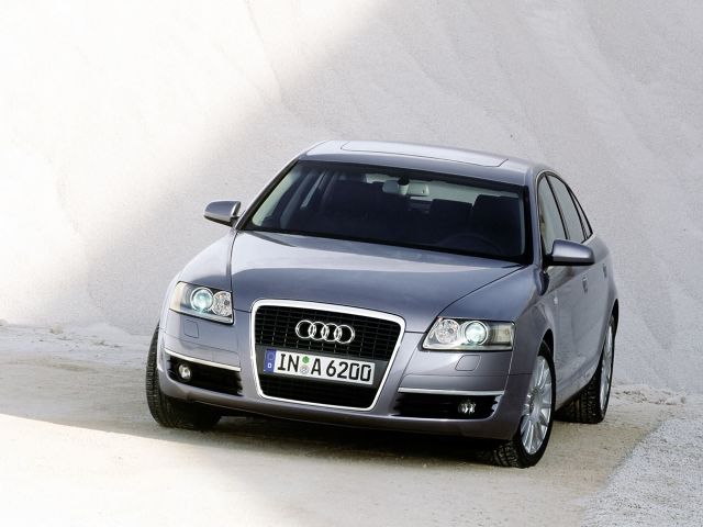 Audi A6 VI generacji zaprezentowano w marcu 2004 roku na salonie samochodowym w Genewie. W porównaniu do ustępującego modelu nadwozie limuzyny było o 12 centymetrów dłuższe i o 4,5 centymetra szersze, chociaż wysokość karoserii pozostała niemal niezmieniona / Fot. Audi 
